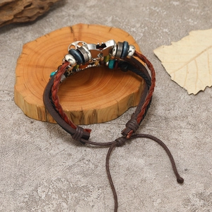 Detail eines mehrlagigen Lederarmbandes mit Vintage-Perlen und verstellbarem Kordelverschluss