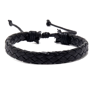 Detailweergave van zwarte gevlochten leren armband met verstelbare trekkoordsluiting