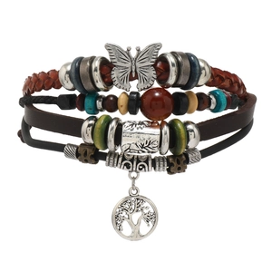Mehrlagiges Lederarmband mit Schmetterling- und Lebensbaum-Anhänger auf weißem Grund