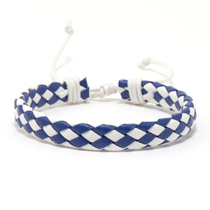 Detail van de blauw-wit gevlochten leren armband met verstelbare trekkoordsluiting
