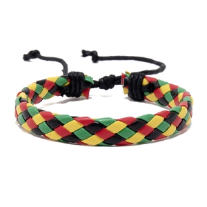 Detail van meerkleurige gevlochten PU-leren armband met verstelbaar zwart schuifknopkoord