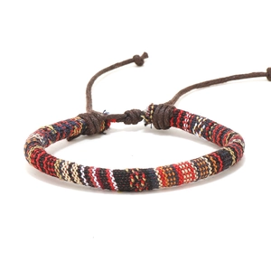 Ethno-geflochtenes Armband mit bunten Mustern und verstellbarem Kordelzug-Verschluss