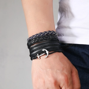 Détail d'un bracelet multicouche pour homme avec pendentif ancre en style nautique