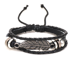 Bracelet multicouche en cuir tressé noir pour homme avec breloque plume et perles en bois