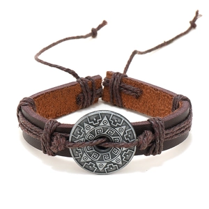 Bracelet multicouche homme en cuir tressé marron avec ornement en alliage tribal