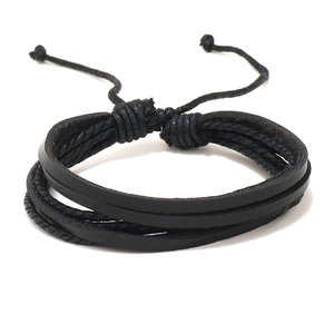 Set de bracelets multicouches en cuir tressé noir pour homme avec plume et perles