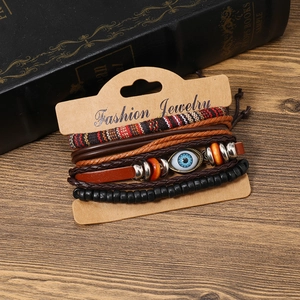 Details von mehrlagigen Boho-Lederarmbändern mit bösem Blick auf Vintage-Hintergrund