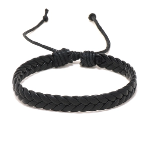 Bracelet en cuir tressé noir pour hommes avec nœud ajustable et design épuré