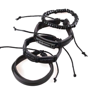 Lot de 4 bracelets pour hommes en cuir tressé noir avec croix et perles de style punk