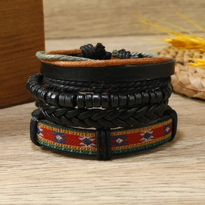 Détail de bracelets multicouches en cuir et perles ethniques sur surface en bois