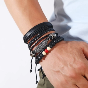 Détail d'un ensemble de bracelets en cuir pour homme avec plume en alliage et perles de bois