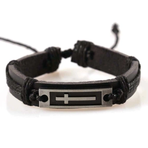 Bracelet homme en cuir tressé avec plaque métallique croix sur fond blanc