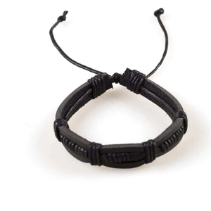 Bracelet multicouche en cuir tressé noir pour homme avec breloque croix et cordon réglable