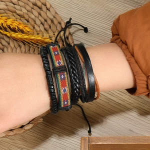 Détail de quatre bracelets bohèmes empilables avec motifs ethniques et perles en bois