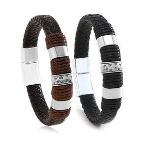 Detail von zweiteiligen Lederarmbändern in Schwarz und Braun mit Magnetverschluss