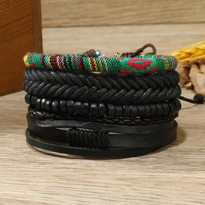 Détails de bracelets bohèmes superposés avec corde tissée colorée et textures de cuir noir