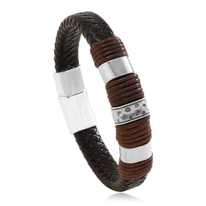 Detail eines geflochtenen Lederarmbands mit Vintage-Legierungsringen und Magnetverschluss