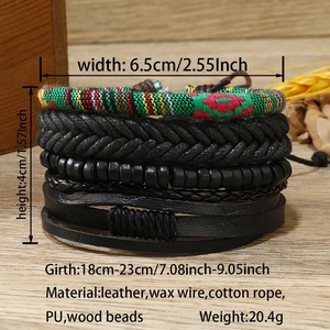 Vue macro de bracelets bohèmes multicouches avec textures en cuir et perles de bois