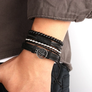 Détail du pendentif Arbre de Vie et des bracelets multicouches en cuir tressé noir pour homme