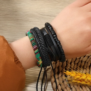 Détail de quatre bracelets de style bohème avec perles colorées et lanières en cuir tressé