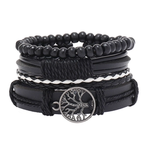 Bracelet multicouche en cuir avec pendentif arbre de vie et perles sur fond blanc uni