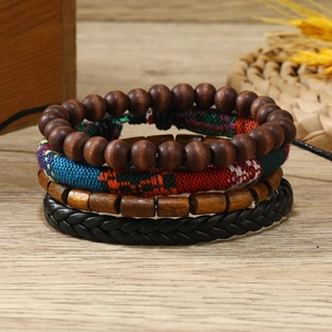 Détail d'un ensemble de quatre bracelets bohèmes avec perles ethniques et bandes en cuir
