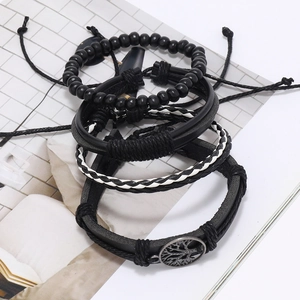 Détail d'un ensemble de 4 bracelets en cuir noir et perles de bois avec médaillon Arbre de Vie