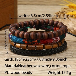 Détails macro de bracelets bohèmes multicouches montrant le cuir, le bois et le tissage