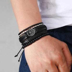 Gros plan sur un ensemble de bracelets en cuir multicouches pour hommes avec pendentif