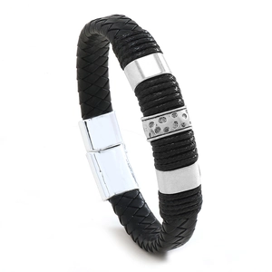 Herren Armband aus geflochtenem Leder mit silbernen Metallelementen und Magnetverschluss