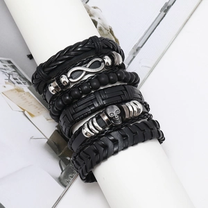 Détail macro du set de bracelets en cuir punk pour homme avec l'infini et un crâne