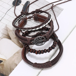 Détail d'un ensemble de 4 bracelets en cuir avec perles en bois et pendentif Arbre de Vie