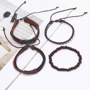 Détail d'un ensemble de quatre bracelets bohèmes avec arbre de vie et perles de bois