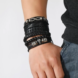 Détail d'un bracelet punk multicouche pour hommes avec tête de mort et symbole infini