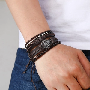Détail du pendentif arbre de vie sur un bracelet multicouche en cuir et perles de bois