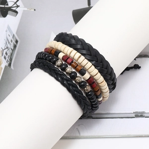 Bracelet rétro multicouche en cuir tressé avec perles en bois et breloques en métal