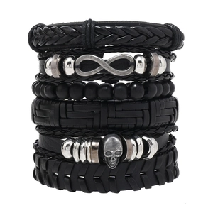 Bracelet cuir homme punk avec symbole infini et breloques de crâne en noir élégant