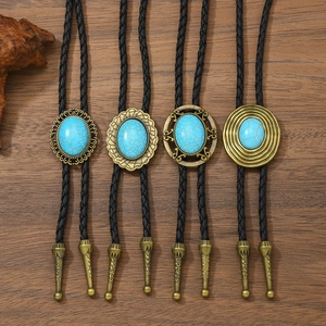 Cravates bolo bohèmes avec pierres turquoises et cordons tressés sur fond de bois rustique