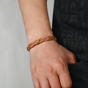 Bracelet pour homme en cuir tressé marron rétro avec nœud vintage porté au poignet