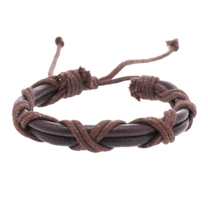Détail d'un bracelet vintage en cuir tressé en X avec cordon réglable pour hommes