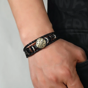 Bracelet multicouche en cuir tressé rétro avec boucle étoile et perles en bois au poignet