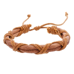 Détail du bracelet vintage en cuir marron avec cordon de serrage tressé ajustable