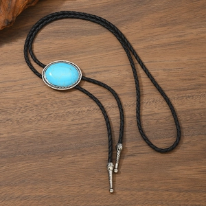 Vintage Western Bolo Tie mit ovalem blauem Stein und verzierter Silberfassung auf Holz