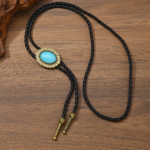 Vue macro détaillée de la cravate bolo rétro avec pierre turquoise sur fond de bois foncé