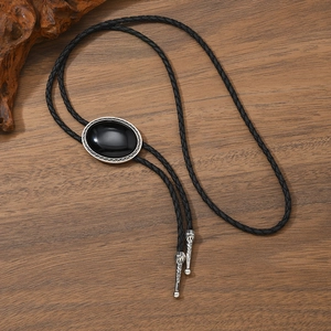 Nahaufnahme der Vintage-Bolo-Krawatte mit schwarzem Achat und gravierten Metallspitzen