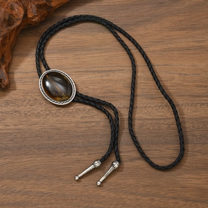 Bolo Tie Detail mit Tigerauge-Stein und vintage gravierten Silber-Elementen
