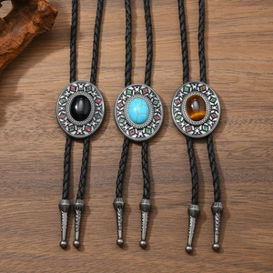 Cravates bolo vintage avec pierres turquoise et agate sur fond de bois rustique