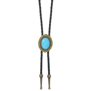 Détail du fermoir bolo tie en bronze avec pierre bleue ciel sur cordon tressé noir