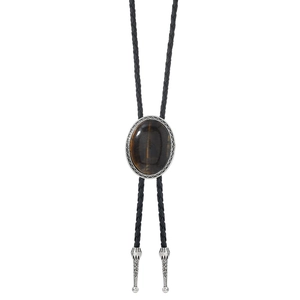 Makroansicht einer Vintage-Bolo-Krawatte mit Tigerauge und verzierten Silberspitzen