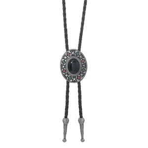 Détail d'une cravate bolo avec pierre noire et motifs floraux argentés de style vintage